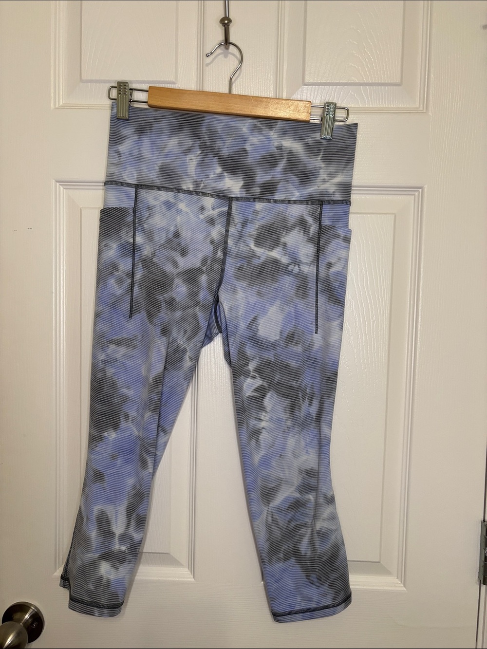 Athleta Blue and Gray Printed High-Waist Capri Leggings Size M